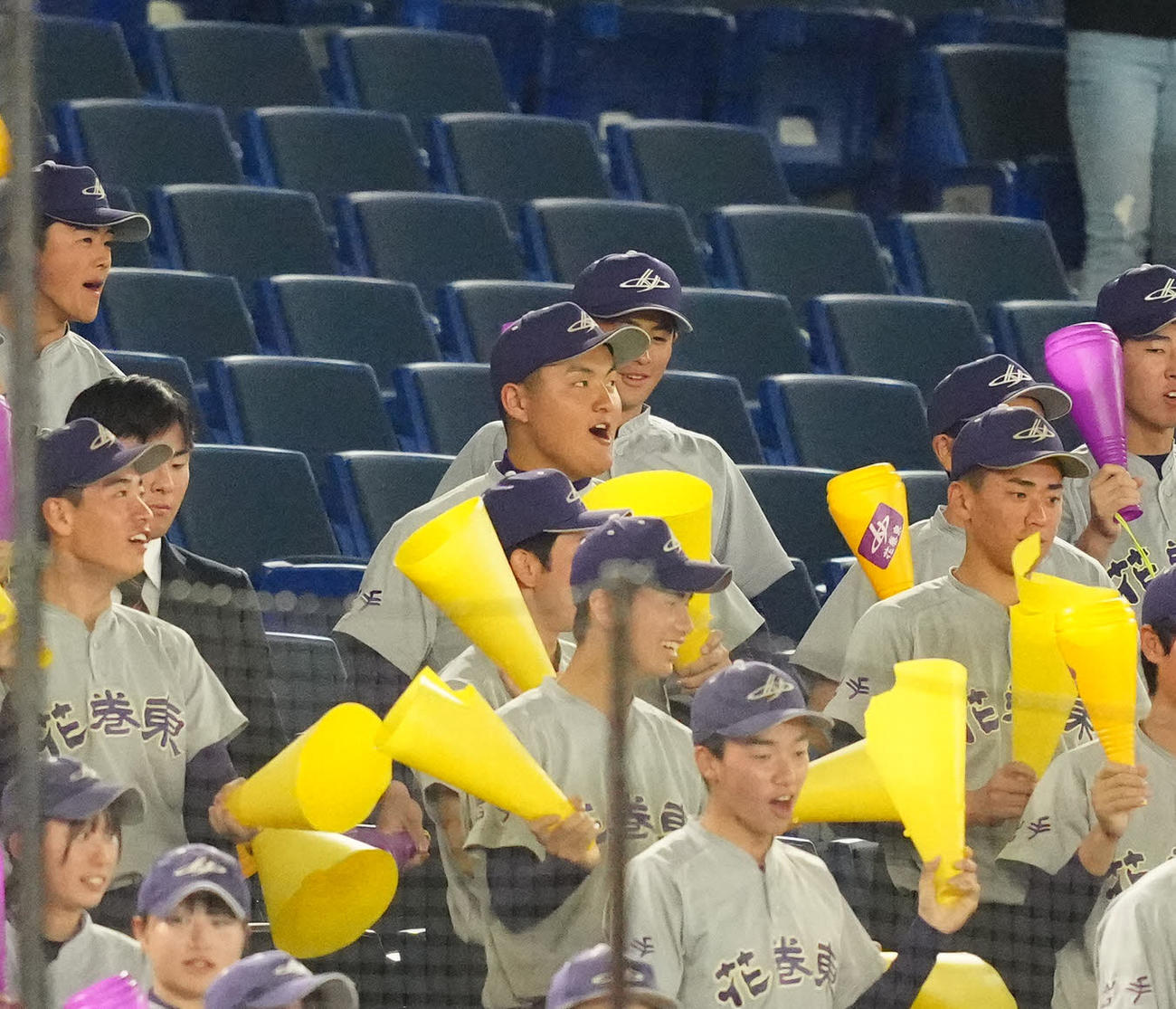 神戸弘陵対花巻東　応援する花巻東・佐々木麟太郎（中央）（撮影・江口和貴）