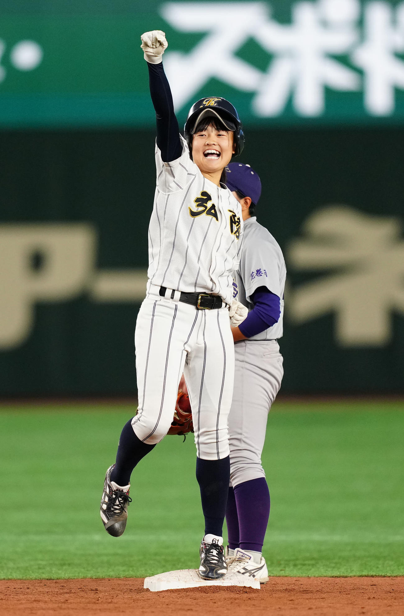 神戸弘陵対花巻東　6回表神戸弘陵無死一塁、適時二塁打を放ち、ガッツポーズを見せる飯島（撮影・江口和貴）