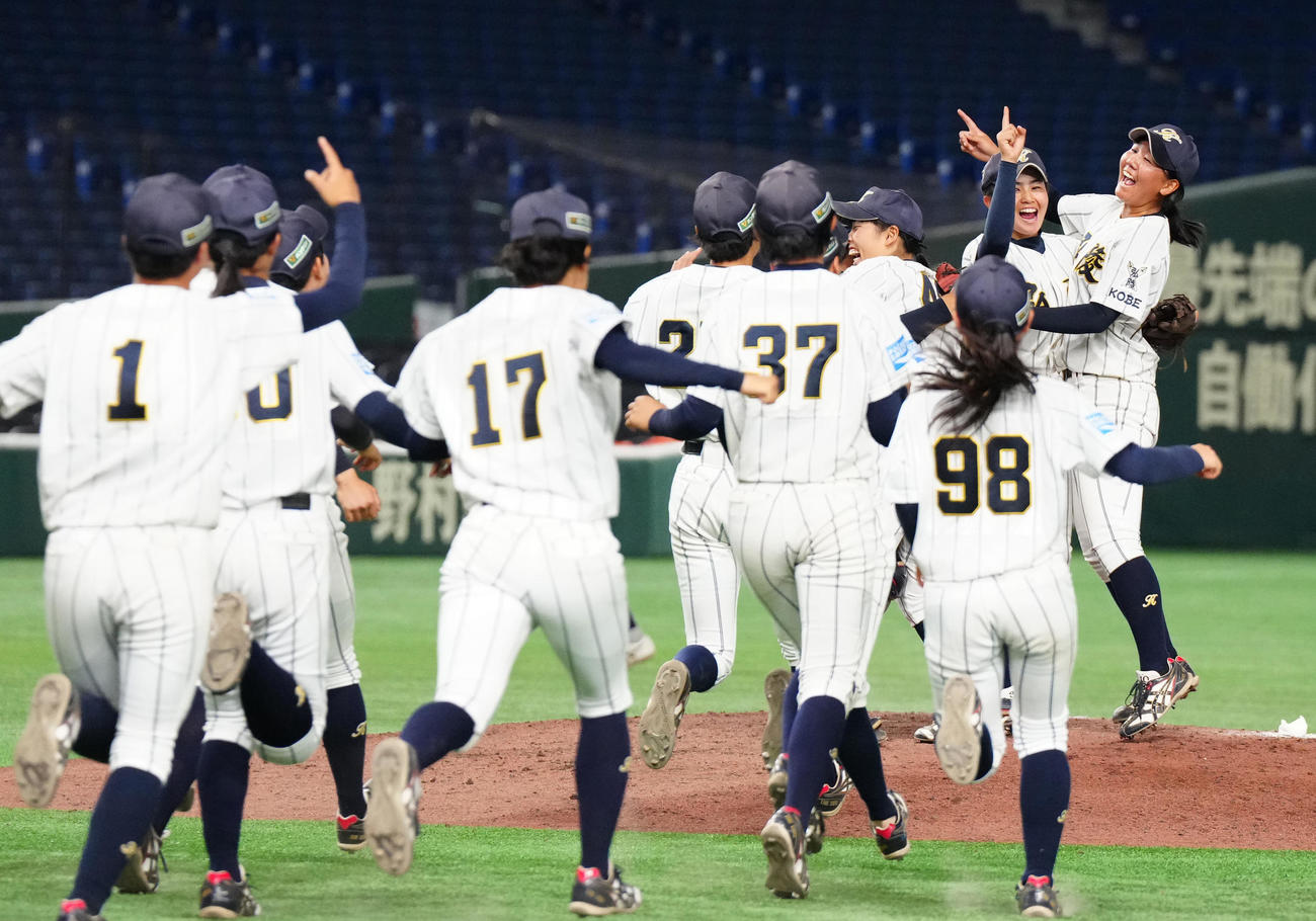 神戸弘陵対花巻東　優勝し歓喜する神戸弘陵の選手たち（撮影・江口和貴）