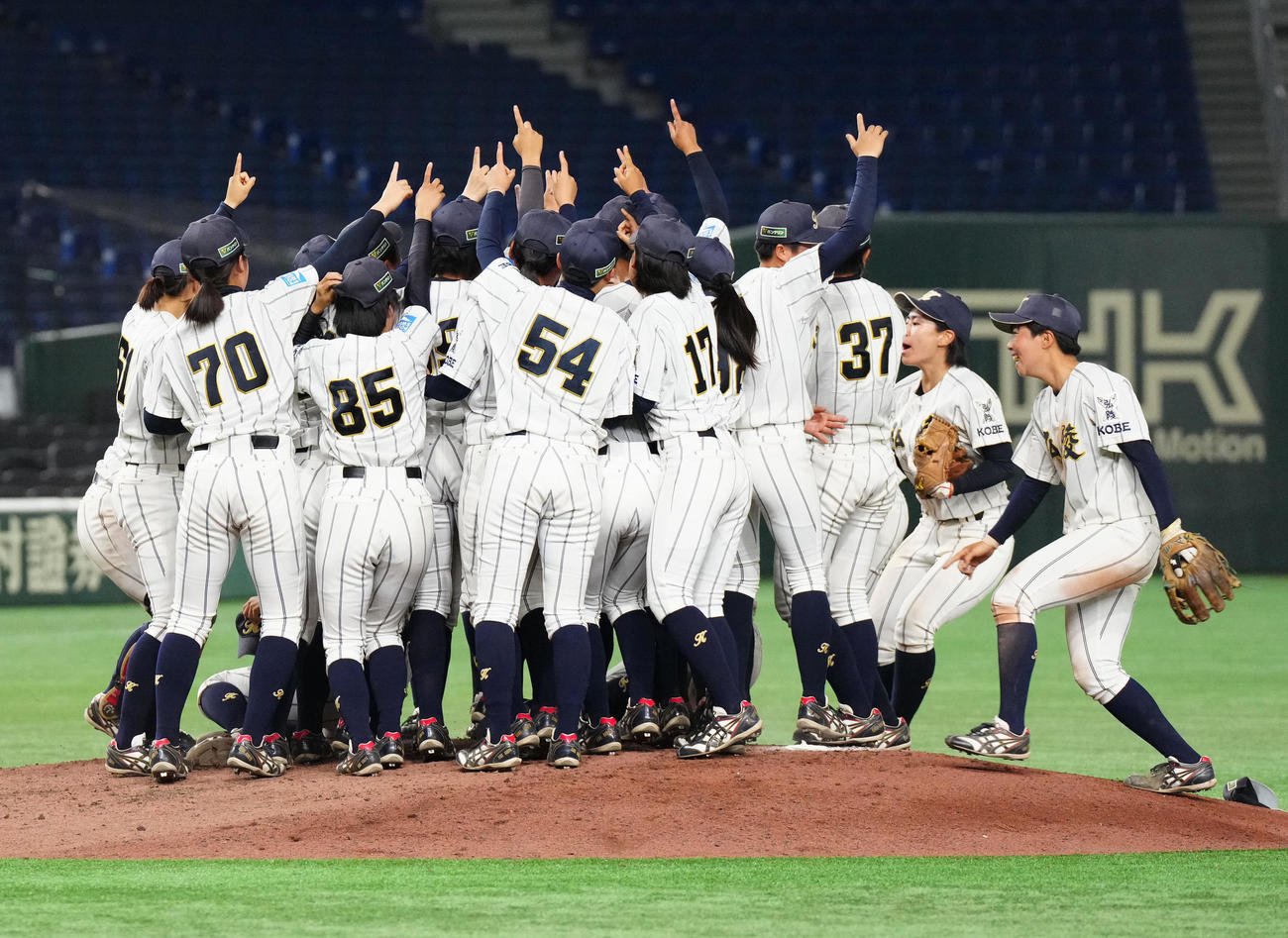 神戸弘陵対花巻東　優勝し歓喜する神戸弘陵の選手たち（撮影・江口和貴）