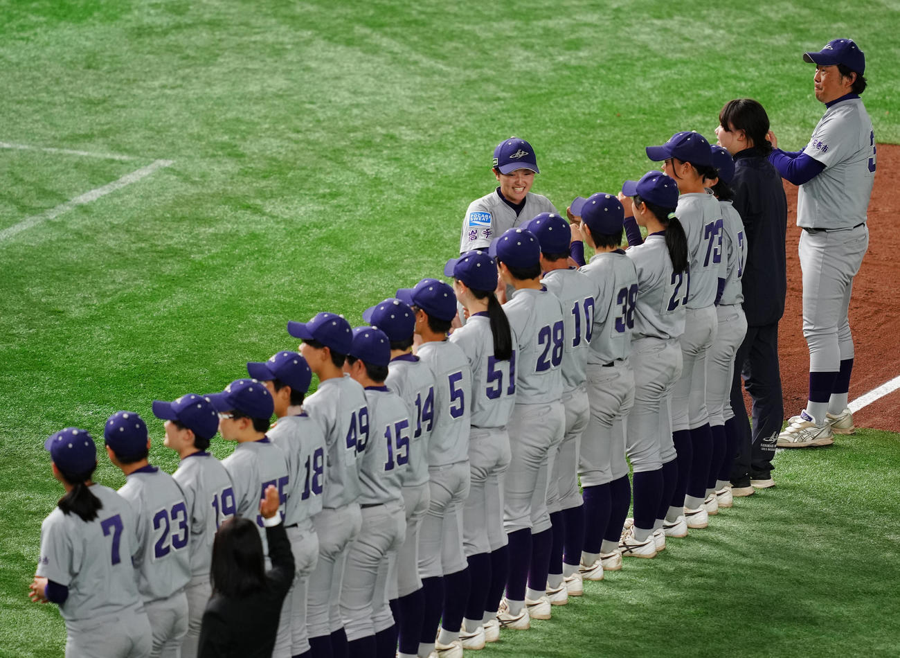 神戸弘陵対花巻東　試合前のセレモニーで、チームメートとタッチを交わす花巻東・佐々木（後方）（撮影・江口和貴）