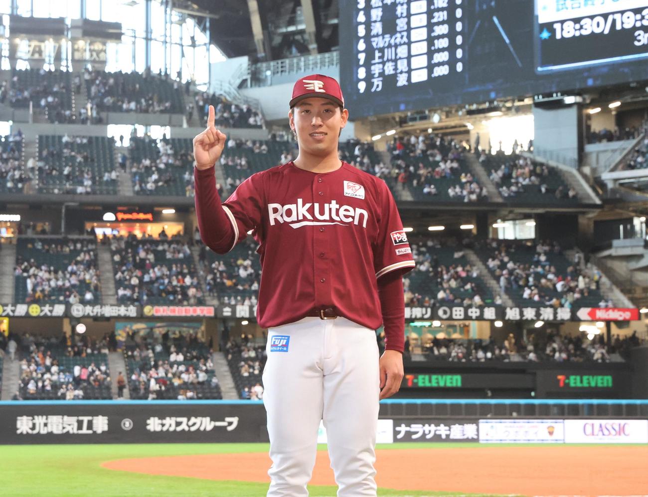 日本ハム対楽天　今季1勝目を挙げポーズをとる藤平（撮影・黒川智章）