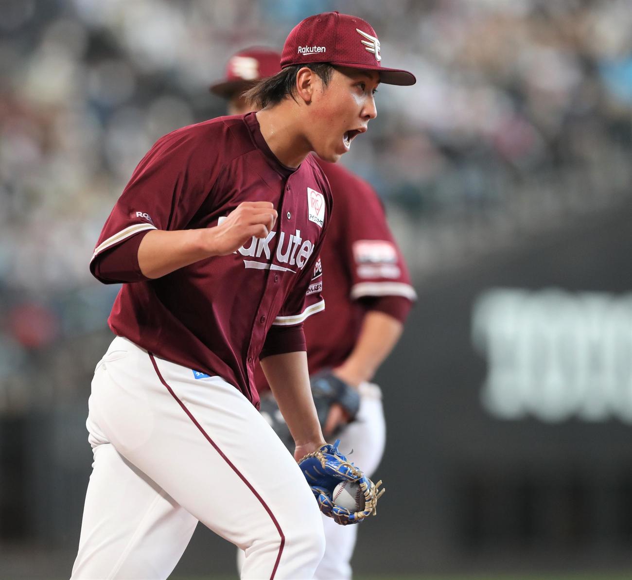 日本ハム対楽天　3回裏日本ハム2死一、二塁、野村を一ゴロに抑え叫ぶ藤平（撮影・黒川智章）
