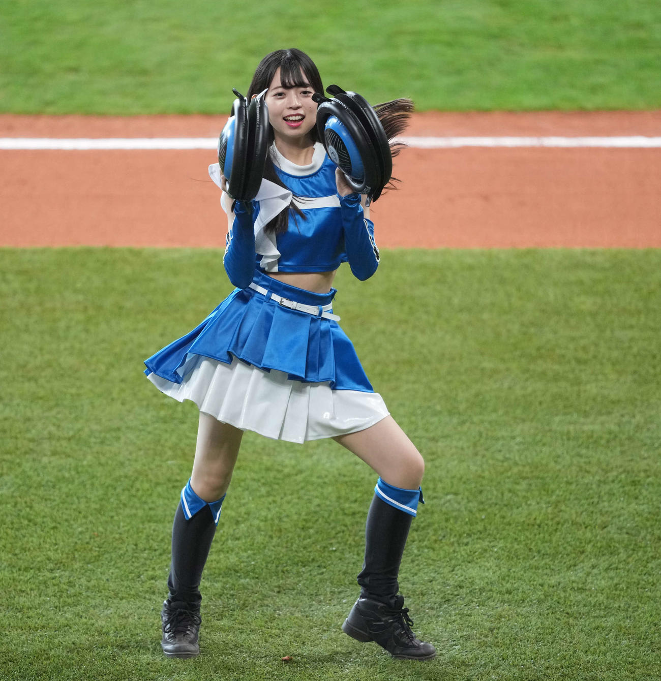 日本ハム対楽天　ジンギスカンダンスをするファイターズガール（撮影・井上学）