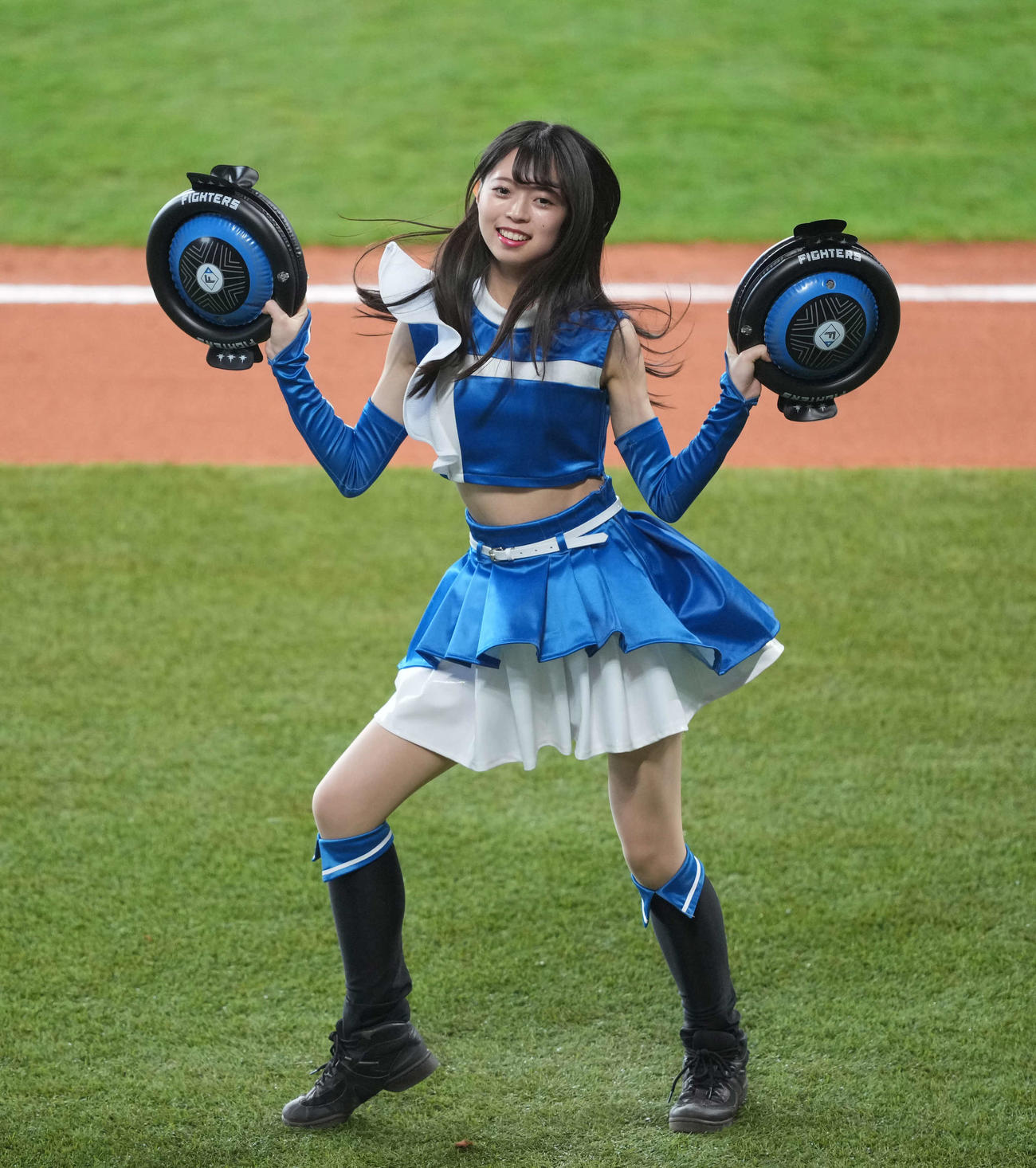 日本ハム対楽天　ジンギスカンダンスをするファイターズガール（撮影・井上学）