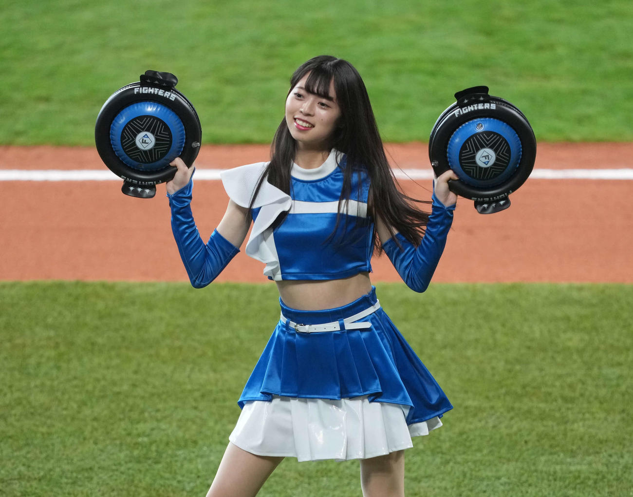 日本ハム対楽天　ジンギスカンダンスをするファイターズガール（撮影・井上学）