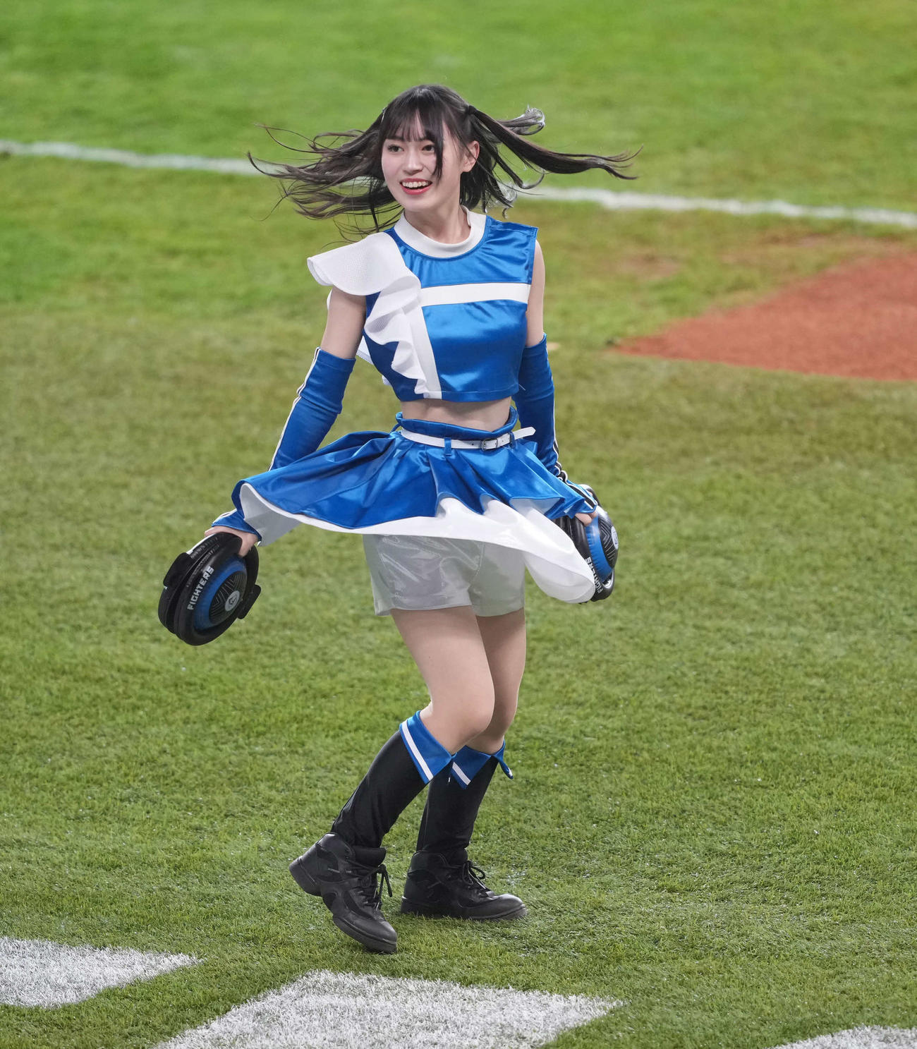 日本ハム対楽天　ジンギスカンダンスをするファイターズガール（撮影・井上学）