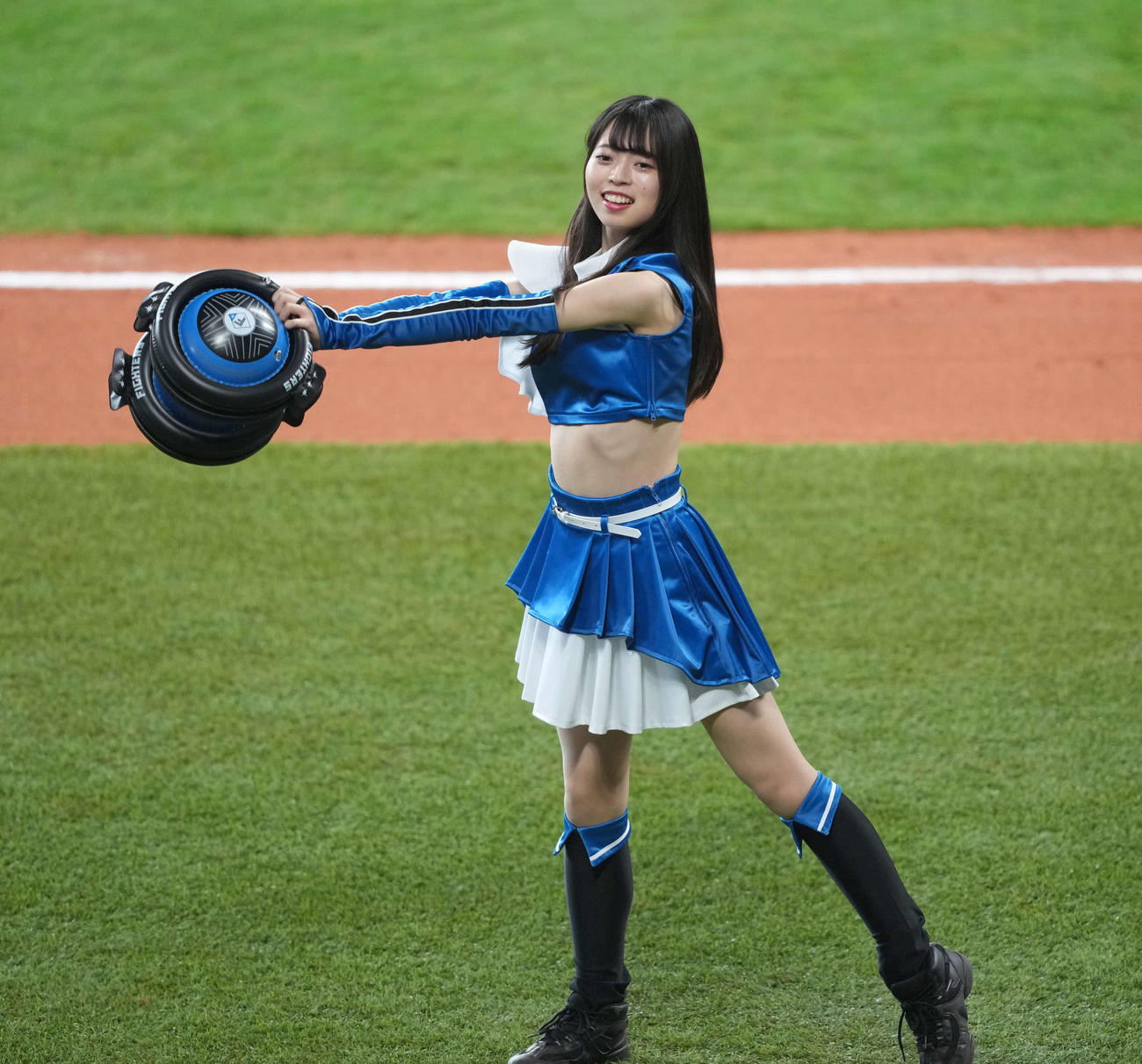 日本ハム対楽天　ジンギスカンダンスをするファイターズガール（撮影・井上学）