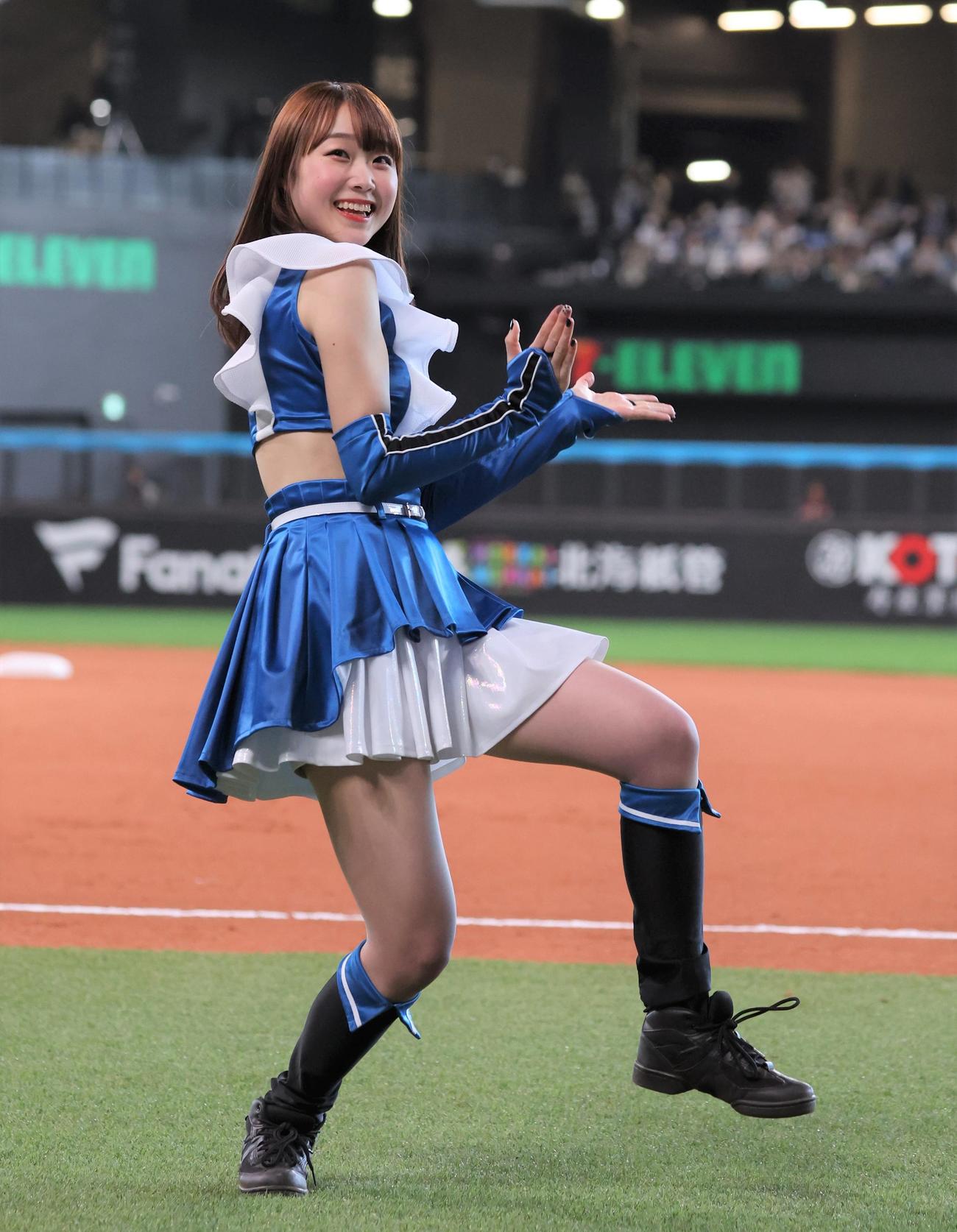日本ハム対楽天　ダンスを披露するファイターズガール（撮影・黒川智章）