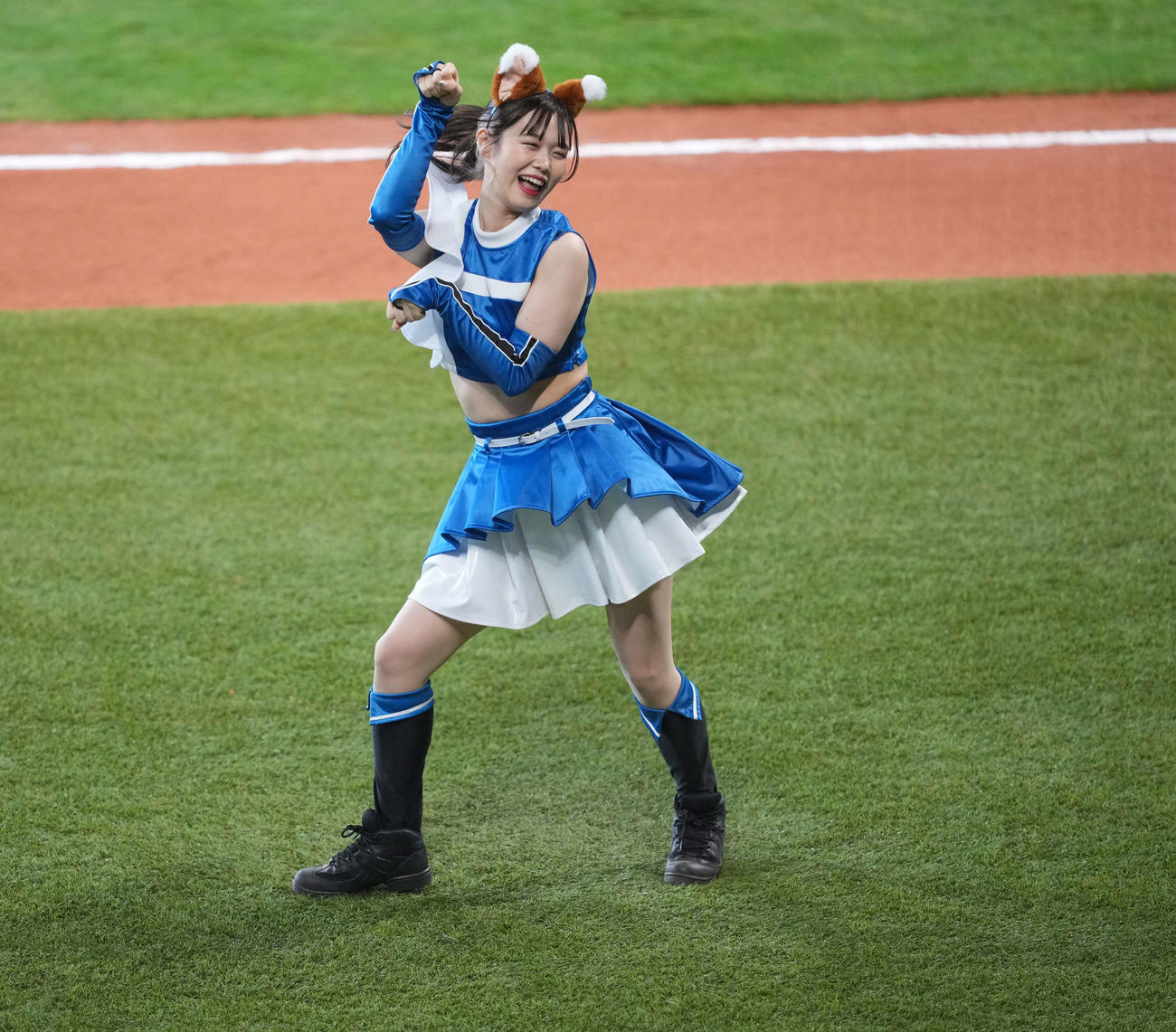 日本ハム対楽天　きつねダンスをするファイターズガール（撮影・井上学）