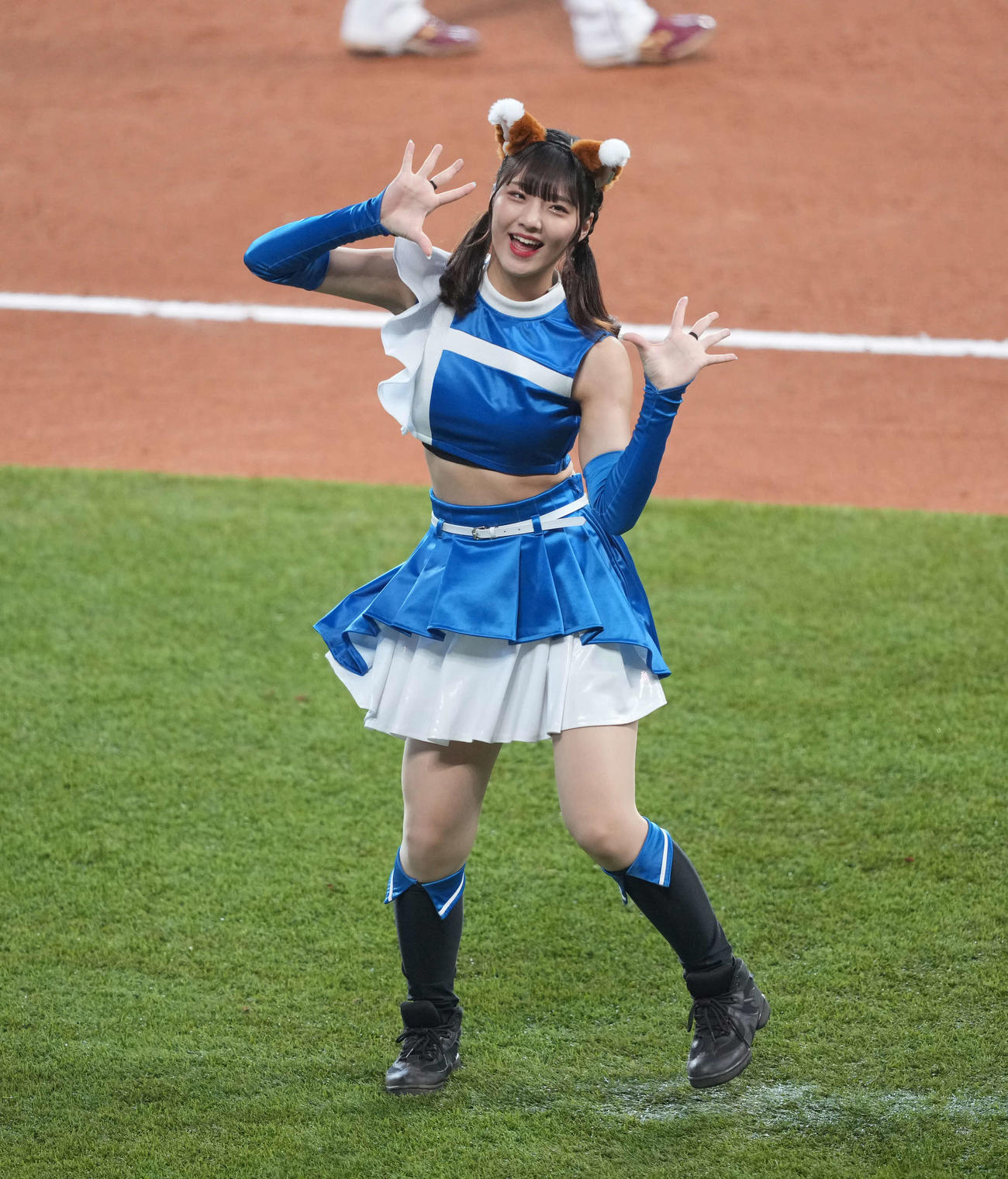 日本ハム対楽天　きつねダンスをするファイターズガール（撮影・井上学）