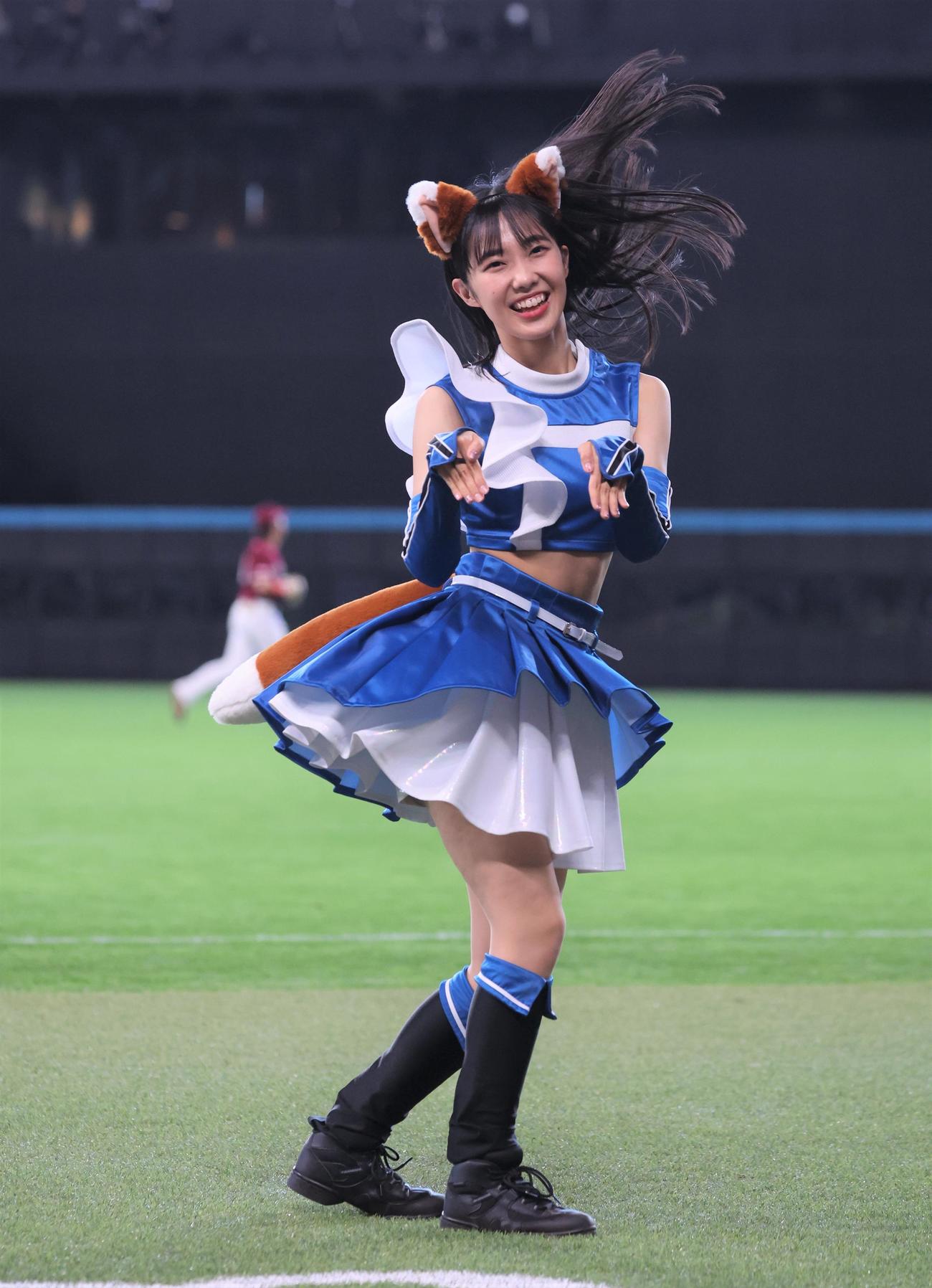 日本ハム対楽天　「きつねダンス」を踊るファイターズガール（撮影・黒川智章）