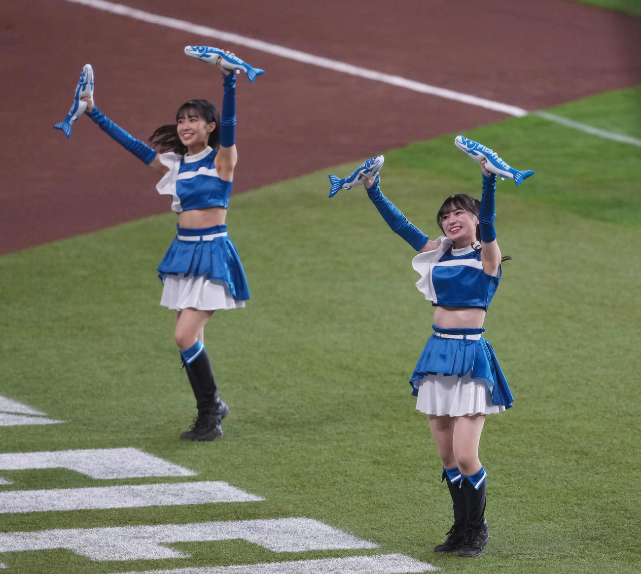 日本ハム対楽天　しゃけまるダンスをするファイターズガール（撮影・井上学）