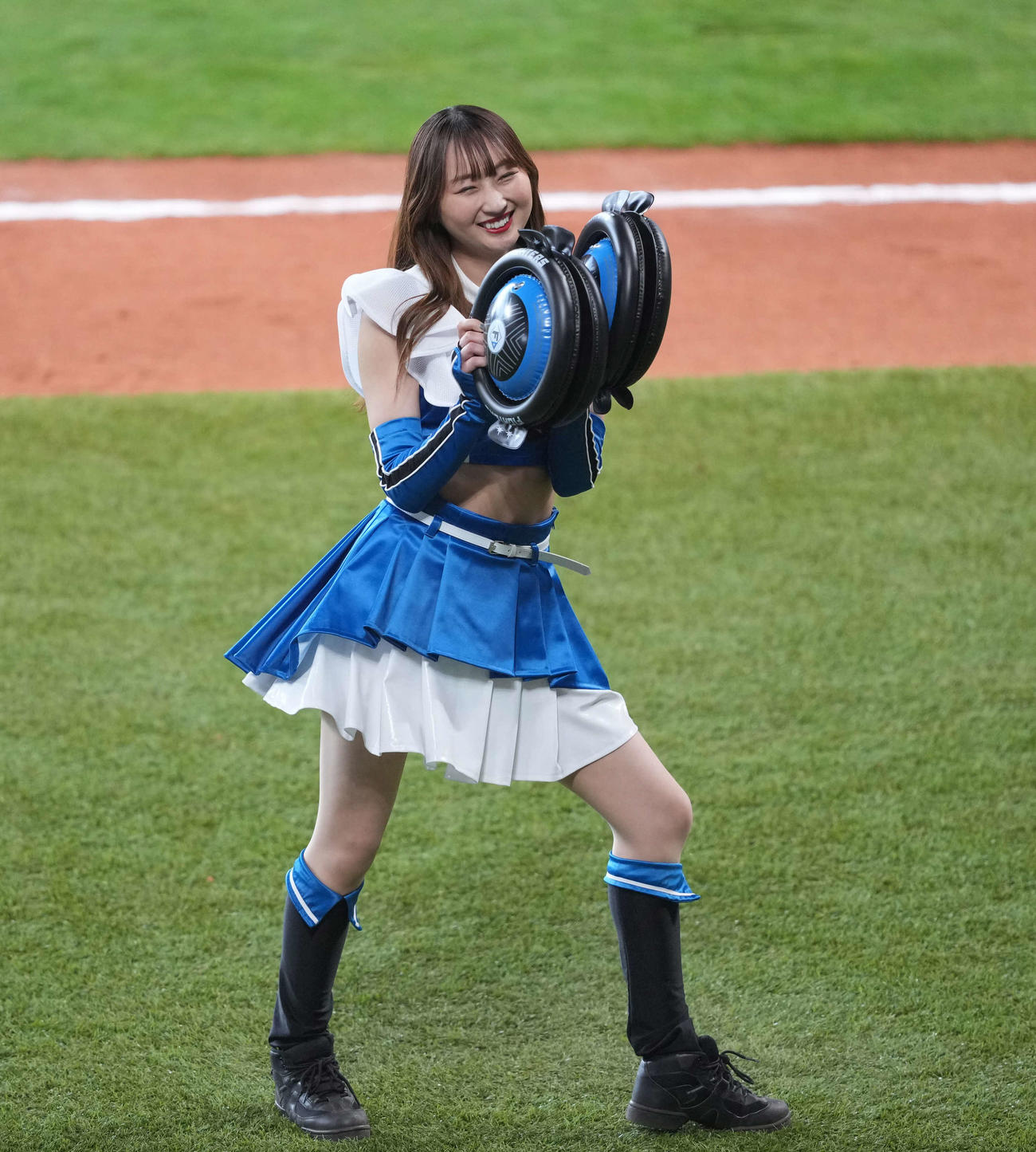 日本ハム対楽天　ジンギスカンダンスをするファイターズガール（撮影・井上学）