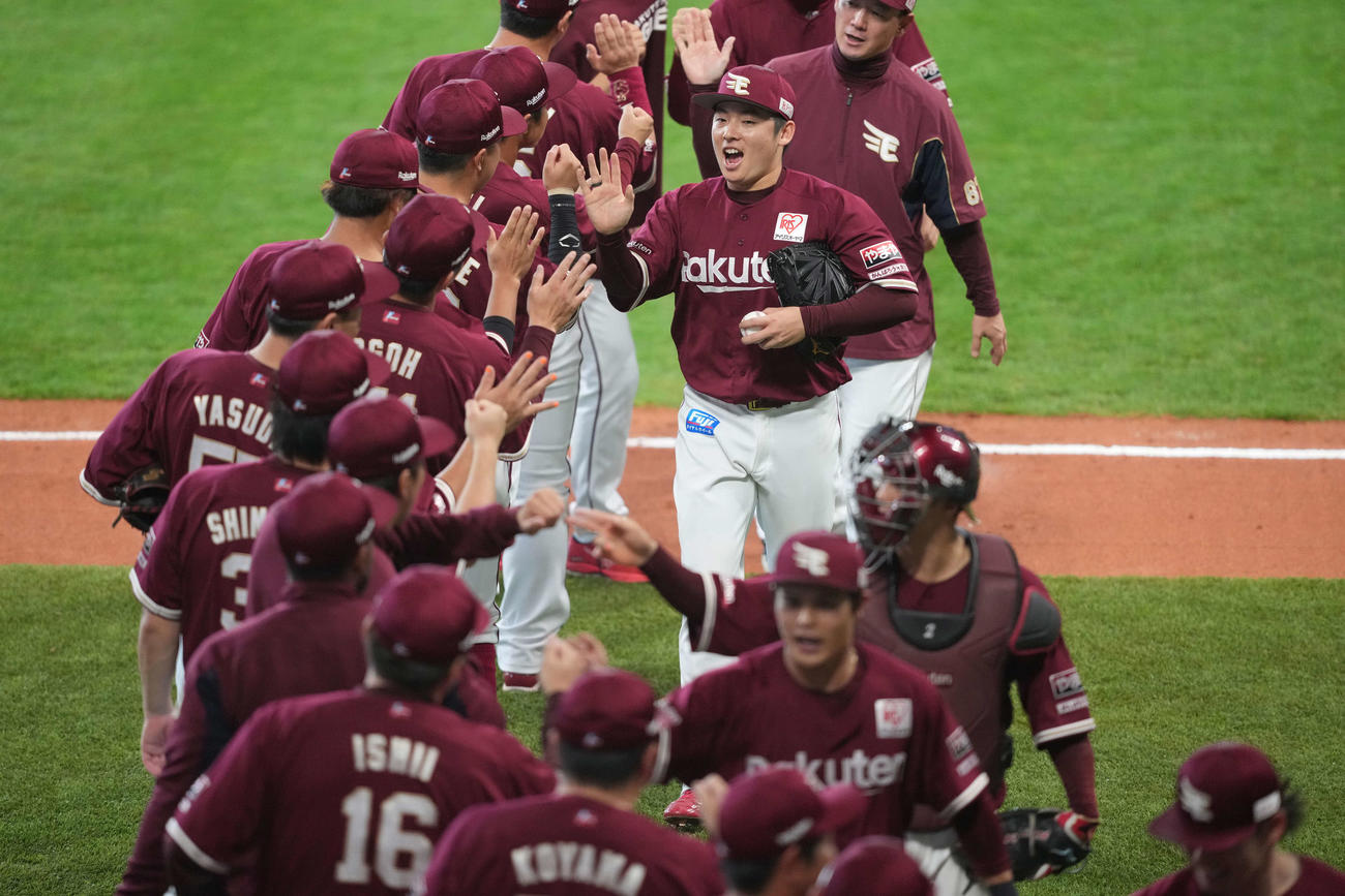 日本ハム対楽天　勝利を喜ぶ松井裕（中央）ら楽天ナイン（撮影・井上学）