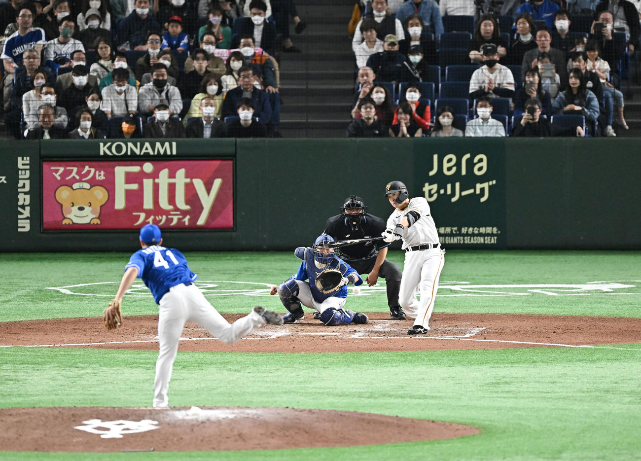 巨人対中日　7回裏巨人1死満塁、代打長野は左前適時打を放つ。投手勝野（撮影・滝沢徹郎）