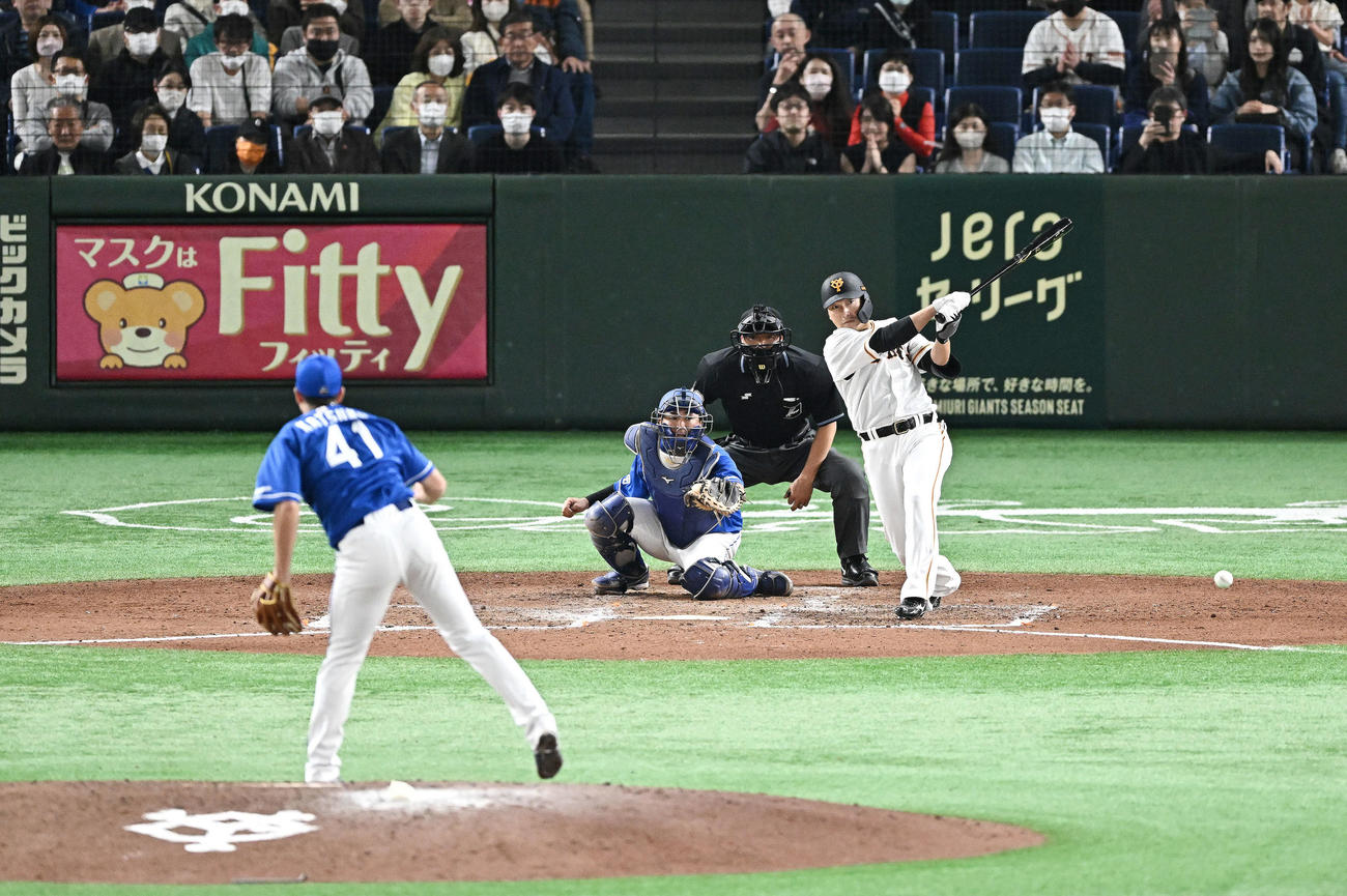 巨人対中日　7回裏巨人1死満塁、代打長野は左前適時打を放つ。投手勝野（撮影・滝沢徹郎）