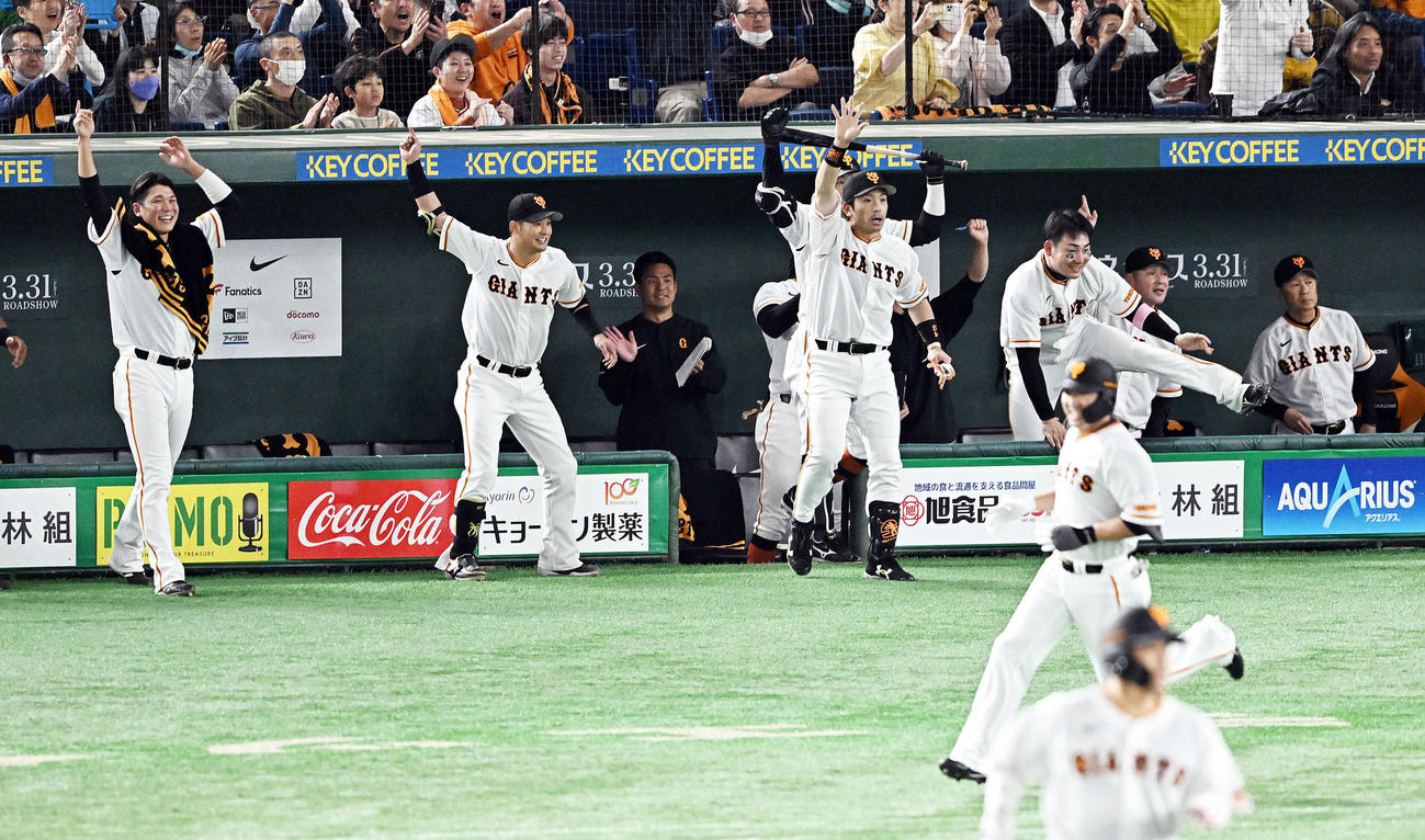巨人対中日　7回裏巨人1死満塁、代打長野の左前適時打にベンチを飛び出し喜ぶ坂本（左端）ら選手たち（撮影・滝沢徹郎）