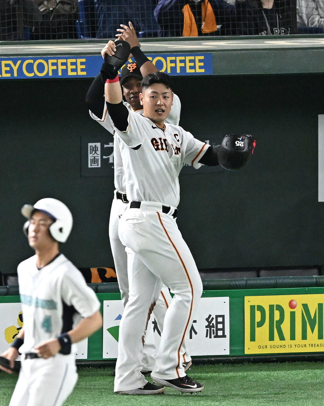 巨人対中日　7回裏巨人1死満塁、生還した三走岡本和（手前）は適時打を放った代打長野にガッツポーズを送る（撮影・滝沢徹郎）