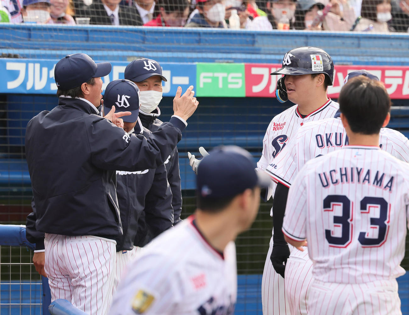 ヤクルト対広島　8回裏ヤクルト無死、二塁打と右翼手野間ファンブルの間に生還した村上（右）に高津監督（左端）も驚いたような様子を見せる（撮影・足立雅史）