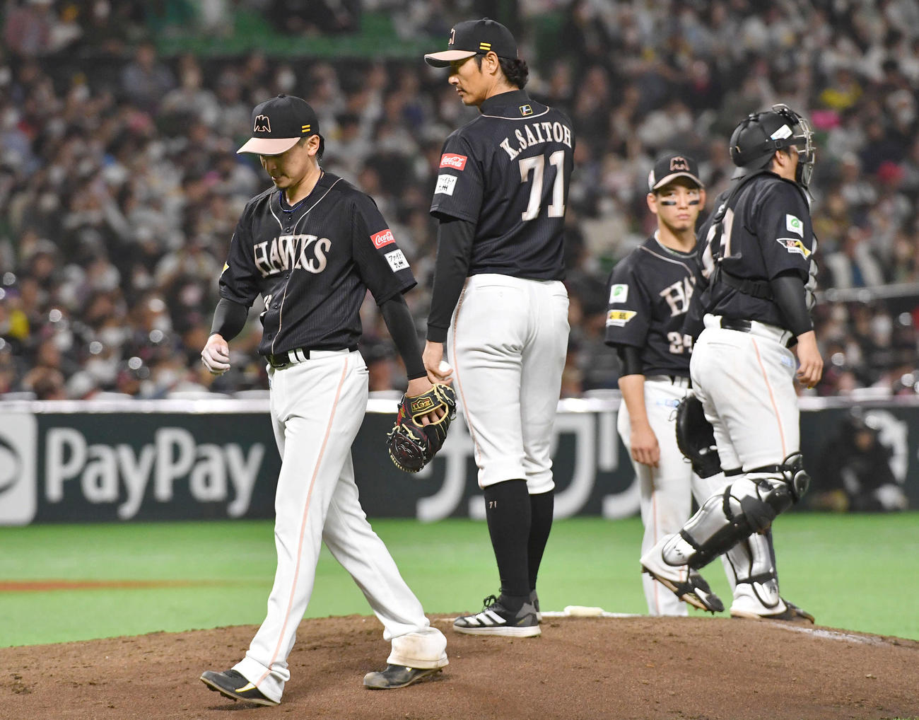 ソフトバンク対ロッテ　6回3失点で降板となった東浜（撮影・岩下翔太）