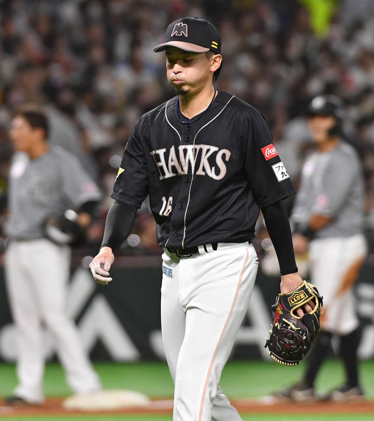 ソフトバンク対ロッテ　6回3失点で降板となった東浜は、悔しそうな表情でベンチへ戻る（撮影・岩下翔太）