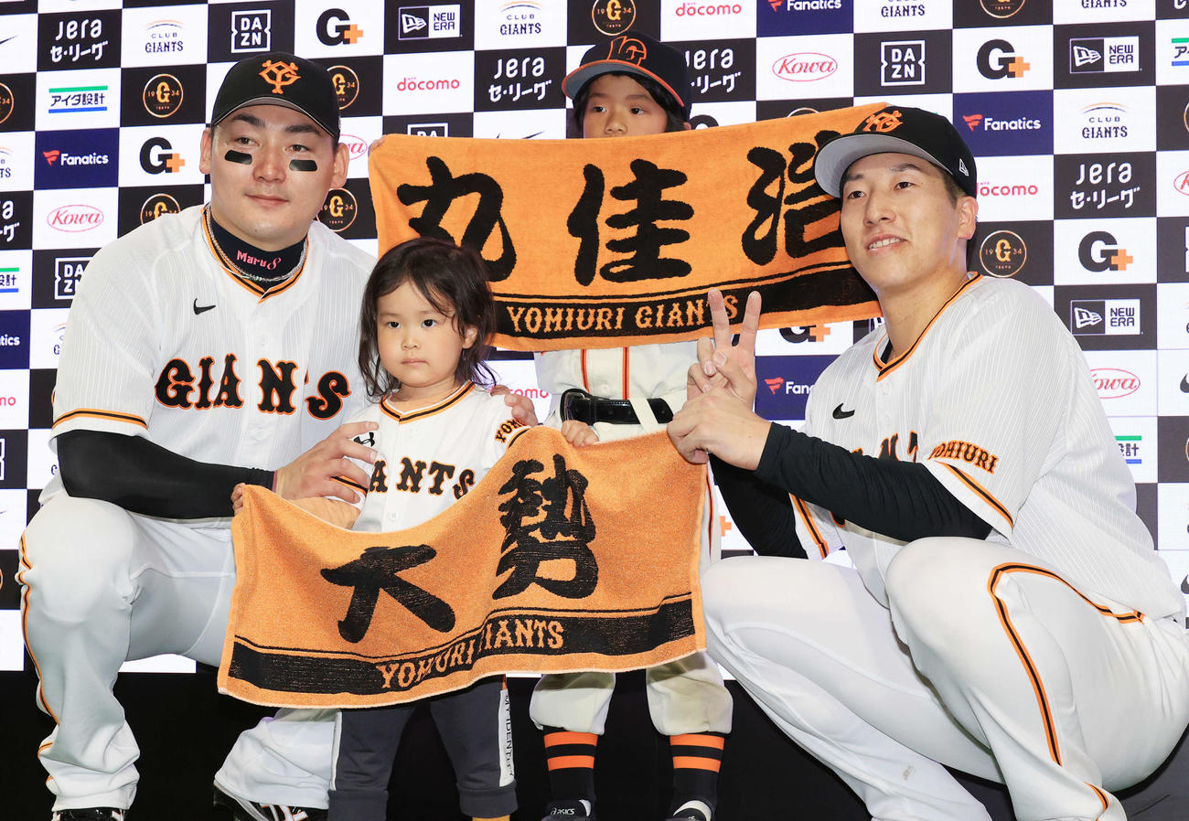 巨人対中日　ヒーローインタビュー後、子どもたちと記念撮影する丸佳浩（左）と大勢（撮影・浅見桂子）