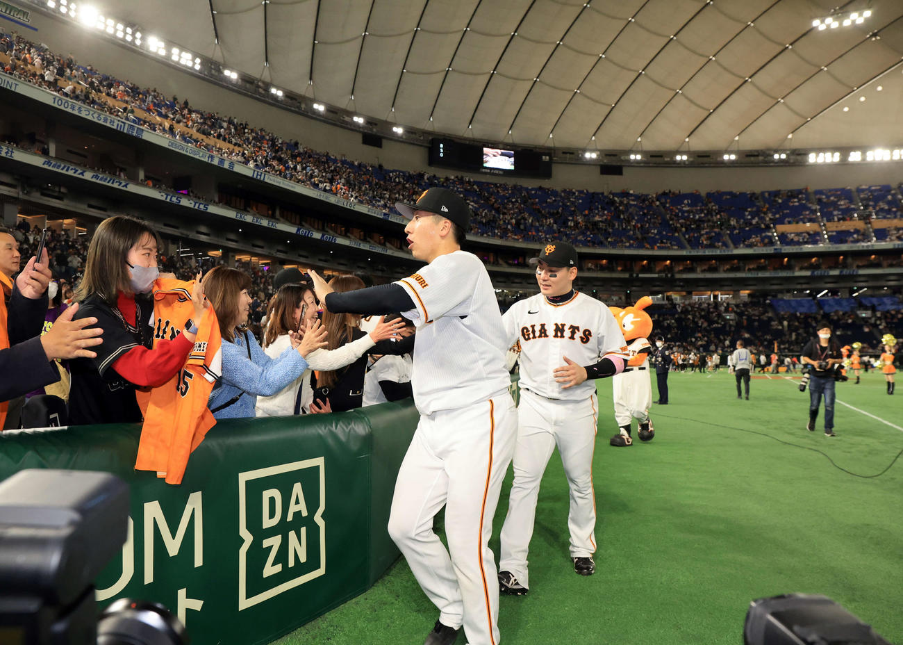 巨人対中日　ヒーローインタビュー後、ファンとハイタッチで喜び合う巨人大勢（手前）と丸（撮影・浅見桂子）