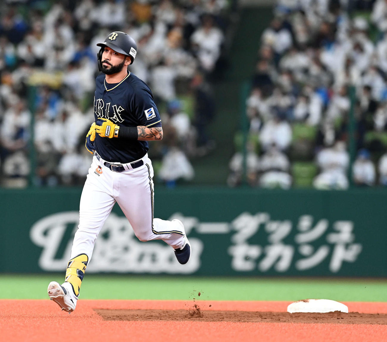 西武対オリックス　7回表オリックス1死、同点ソロ本塁打を放ったゴンザレス（撮影・たえ見朱実）
