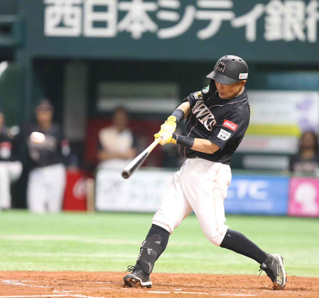 ソフトバンク対ロッテ　3回裏ソフトバンク2死、中村晃は中前安打を放つ（撮影・冨田成美）