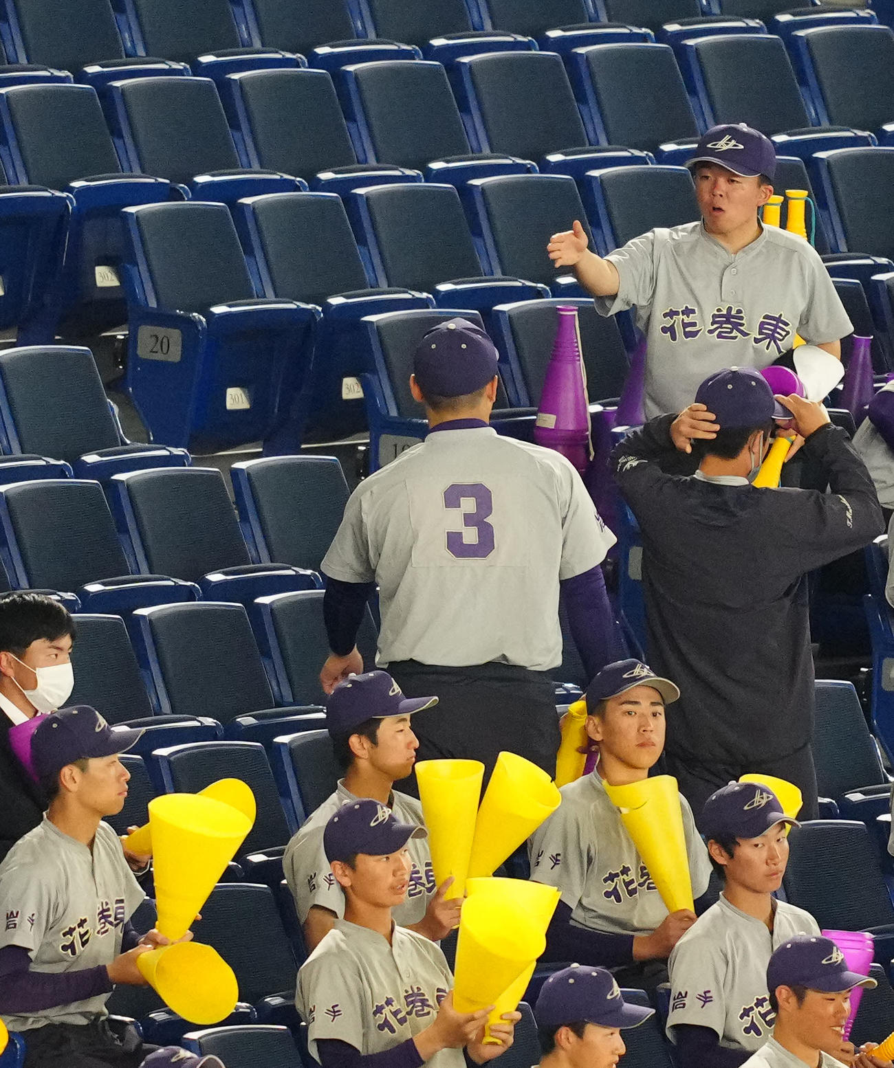 神戸弘陵対花巻東　試合前、ユニホームを着て応援の準備をする花巻東・佐々木秋羽の兄の麟太郎（中央）（撮影・江口和貴）