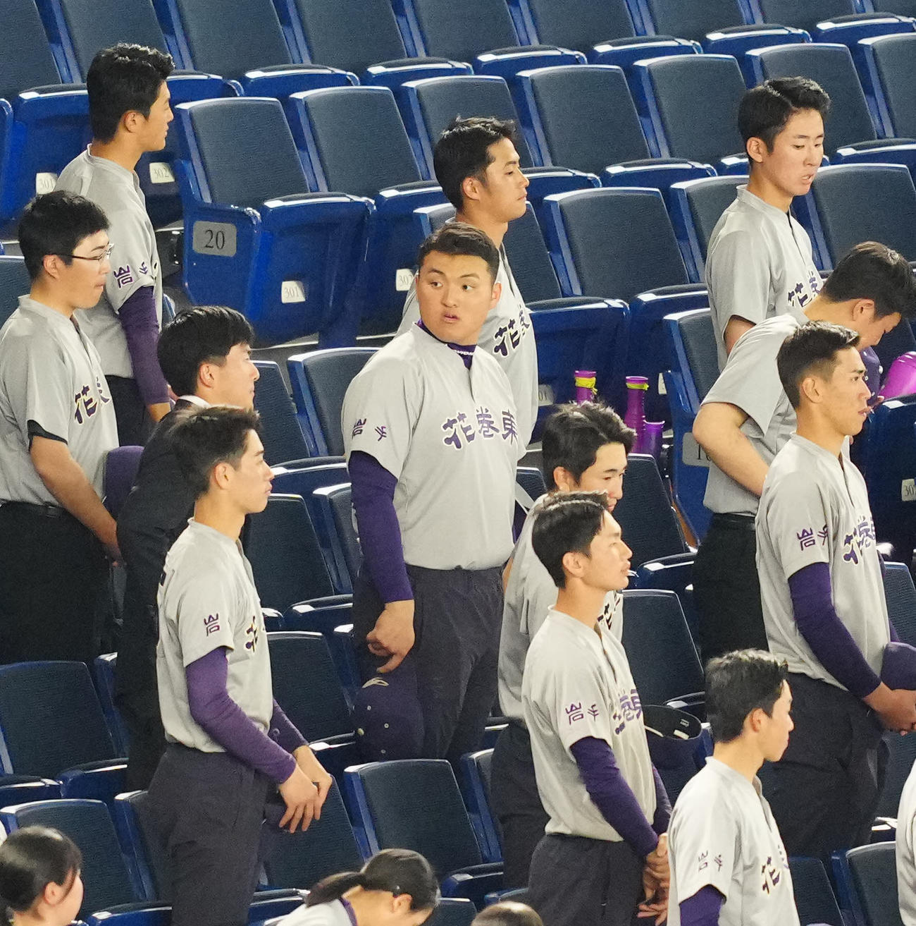 神戸弘陵対花巻東　試合前、応援席で立つ花巻東・佐々木秋羽の兄の麟太郎（撮影・江口和貴）