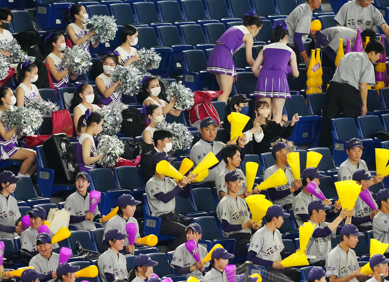 神戸弘陵対花巻東　試合前、応援席に座る花巻東・佐々木秋羽の兄の麟太郎（中央）（撮影・江口和貴）