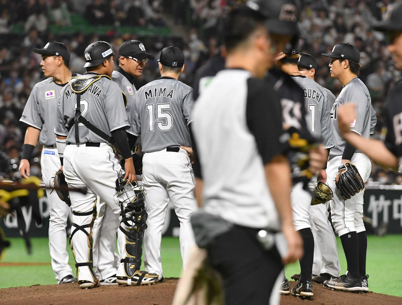 ソフトバンク対ロッテ　2回裏ソフトバンク1死二、三塁、正木（手前）に死球を与え、マウンドに集まるロッテナイン（撮影・岩下翔太）