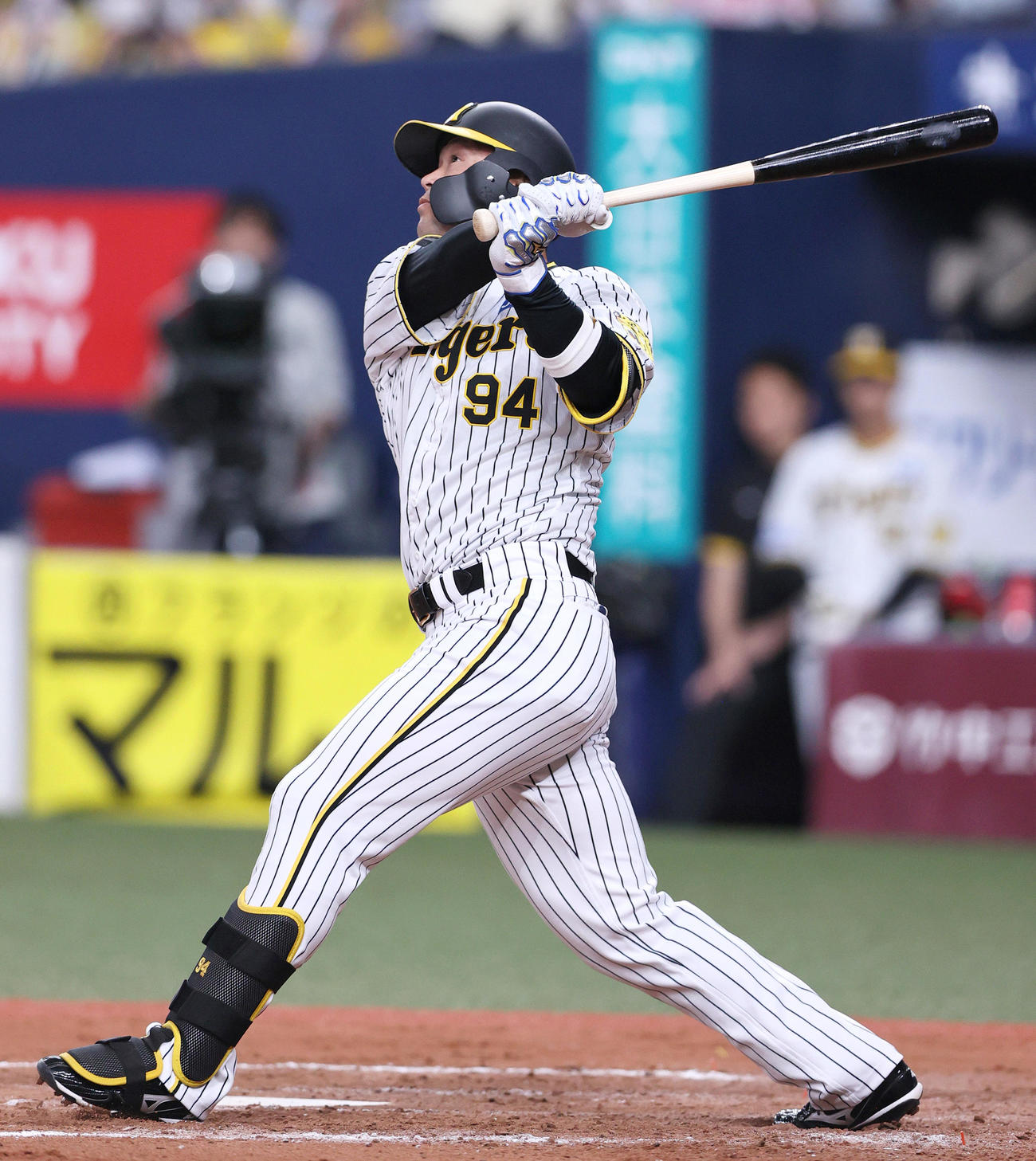 阪神対DeNA 8回裏阪神2死二塁、代打原口は左越え2点本塁打を放つ（撮影・上山淳一）