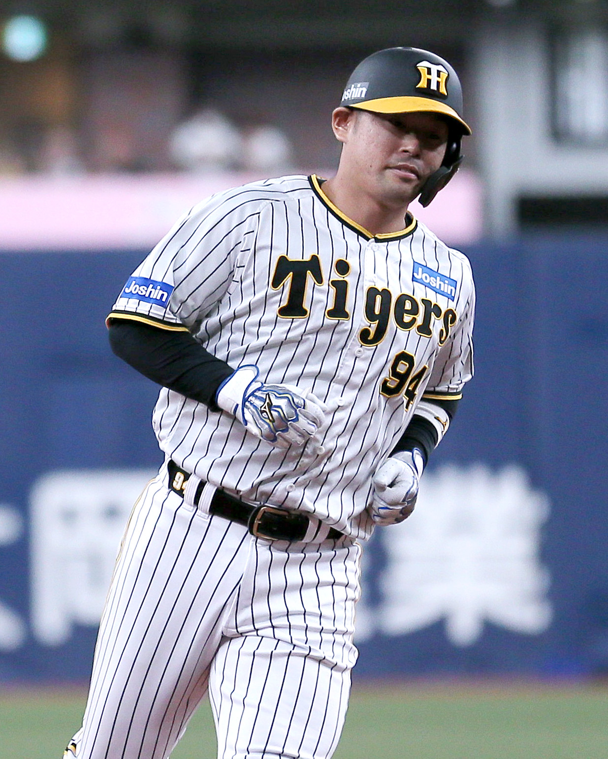 阪神対DeNA 8回裏阪神2死二塁、代打原口は左越え2点本塁打を放ちダイヤモンドを1周する（撮影・上山淳一）