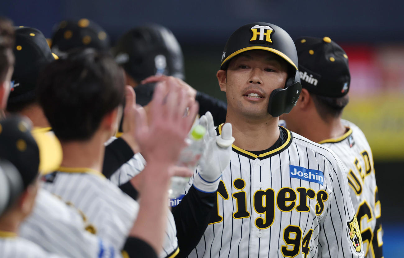 阪神対DeNA 8回裏阪神2死二塁、左越え2点本塁打を放ちナインに迎えられる原口（右）（撮影・前田充）