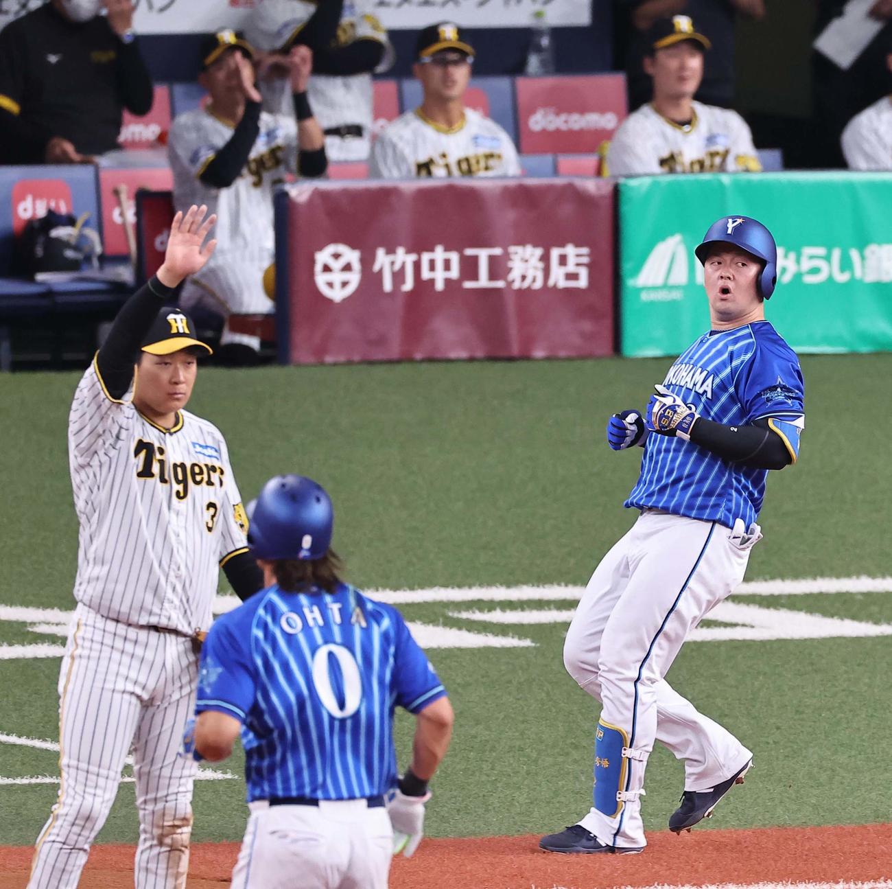 阪神対DeNA 6回表DeNA1死一塁、牧（右）は快音を響かせるも左飛に倒れる（撮影・上田博志）