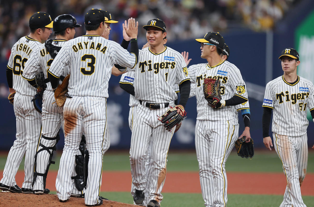 阪神対DeNA　開幕3連勝とし、タッチを交わして喜び合う森下（中央）ら阪神ナイン（撮影・前田充）