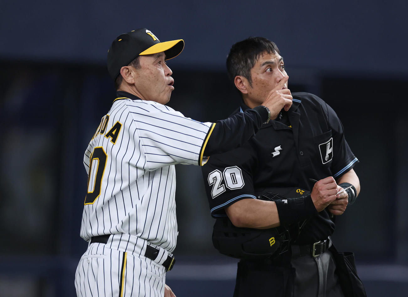 阪神対DeNA 9回表、選手交代を告げる阪神岡田監督（左）（撮影・前田充）