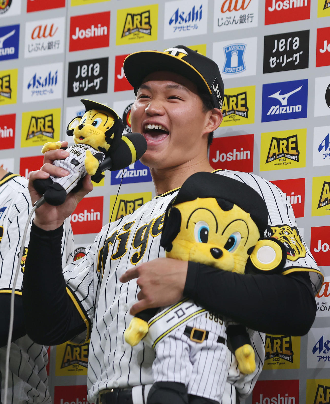 阪神対DeNA　初のお立ち台で「最高です！」と叫ぶ阪神森下（撮影・前田充）