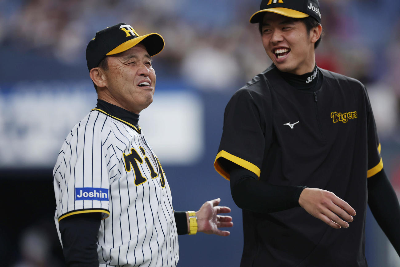 阪神対DeNA　勝利投手の阪神才木（右）を笑顔で祝福する岡田監督（撮影・前田充）