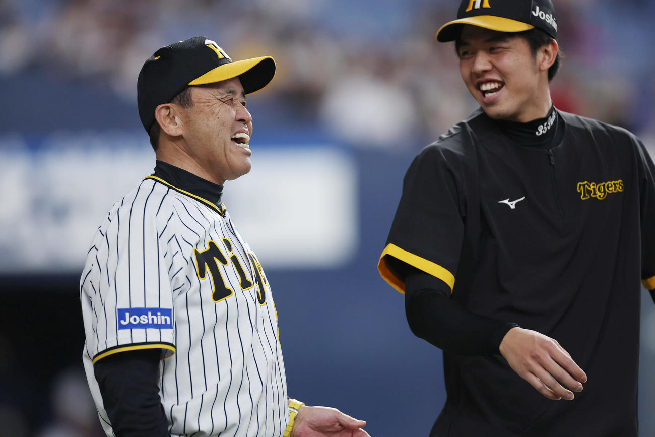 阪神対DeNA　勝利投手の阪神才木（右）を笑顔で祝福する岡田監督（撮影・前田充）