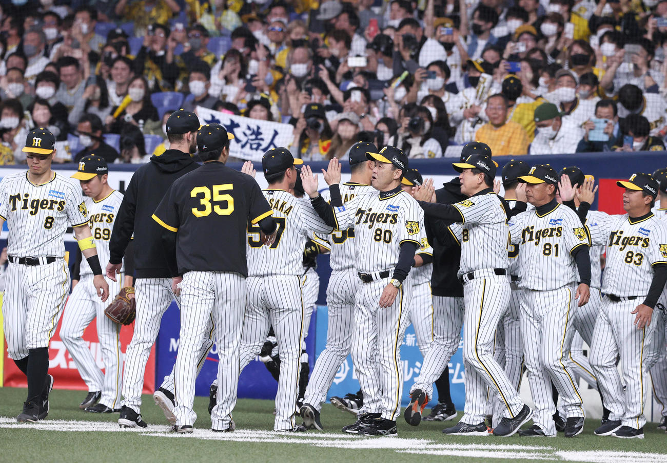 阪神対DeNA DeNAに3連勝し、ベンチ前でナインとタッチを交わす阪神岡田監督ら（撮影・上山淳一）