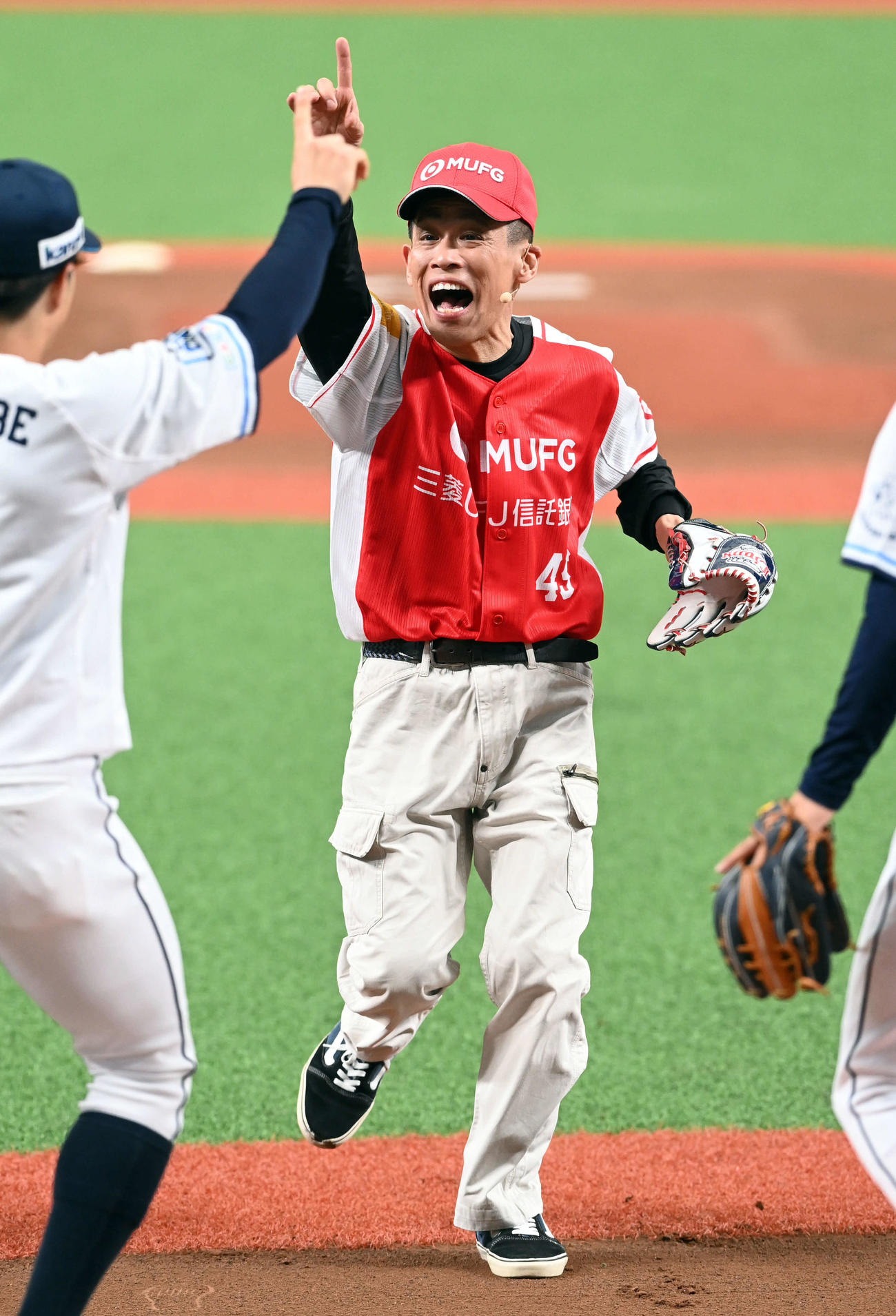 西武対オリックス　始球式を務め笑顔を見せる柳沢慎吾（撮影・たえ見朱実）