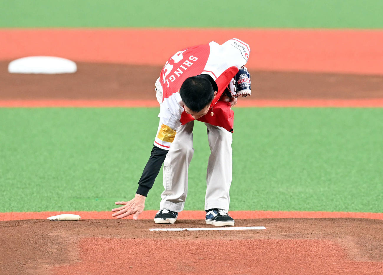 西武対オリックス　始球式を務めた柳沢慎吾はプレートをきれいにして退場（撮影・たえ見朱実）
