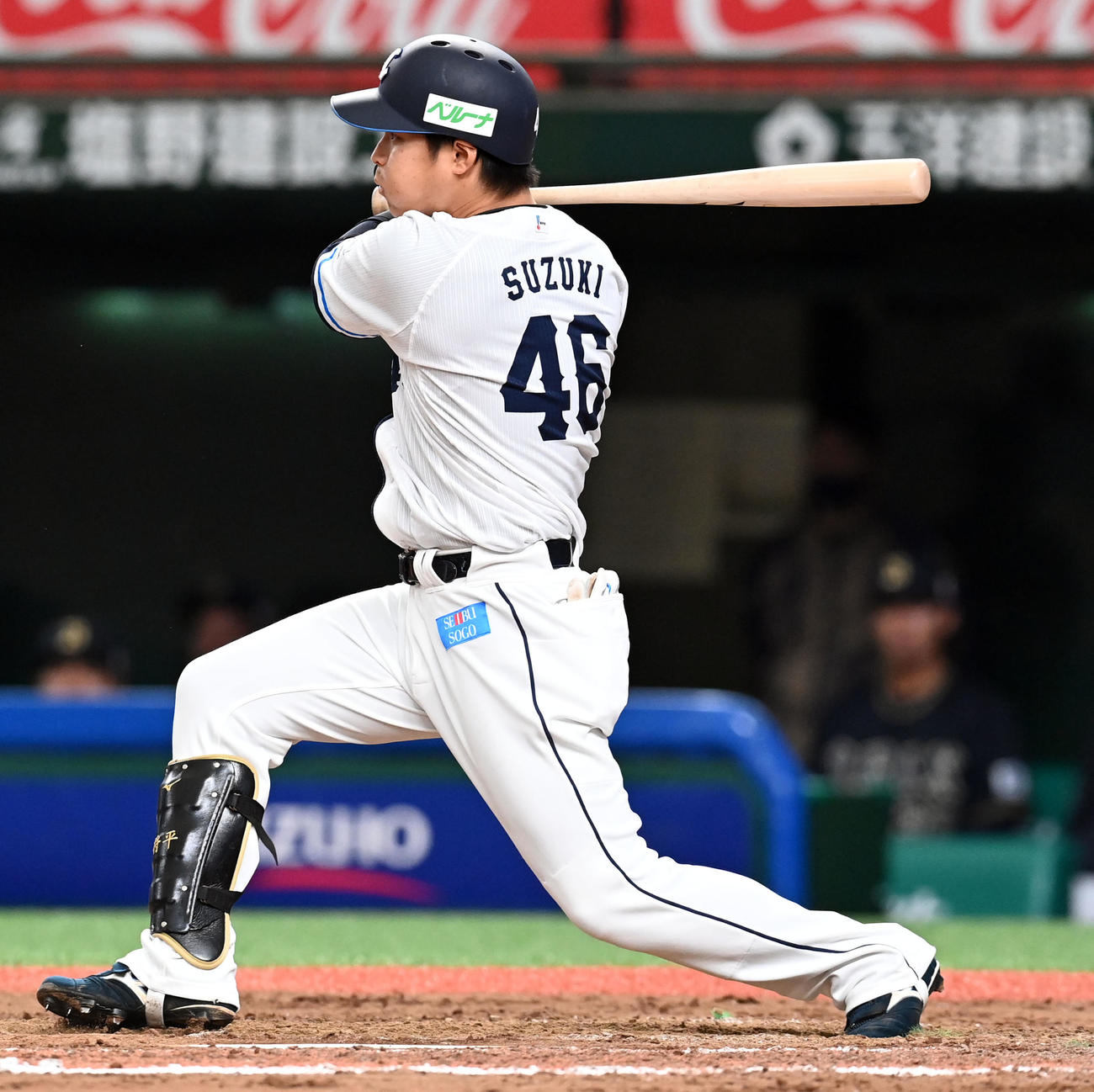西武対オリックス　8回裏西武2死一、三塁、2点適時三塁打を放つ鈴木（撮影・たえ見朱実）
