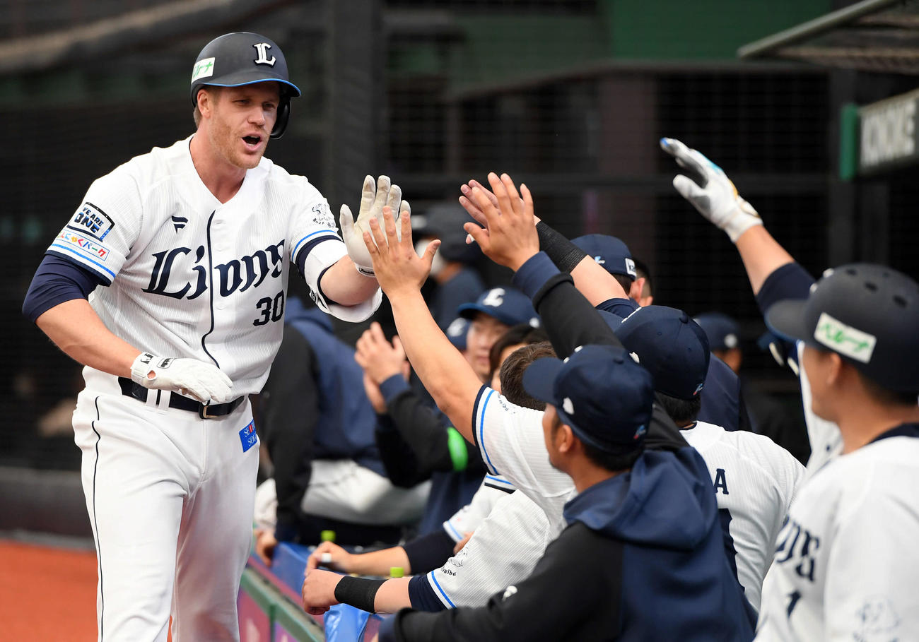 西武対オリックス　6回裏西武1死、左越えに来日初本塁打を放ちナインとハイタッチをするマキノン（撮影・たえ見朱実）
