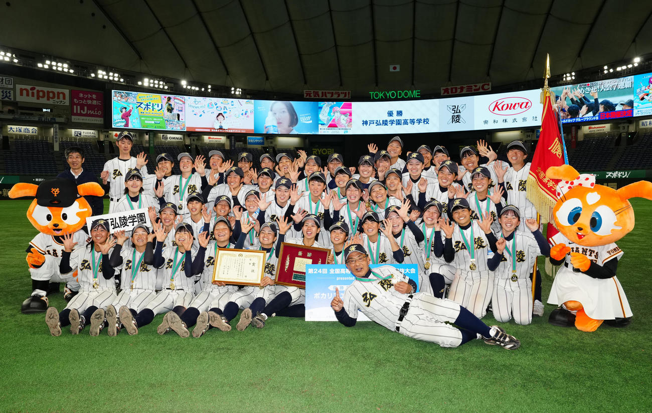 神戸弘陵対花巻東　優勝し記念写真に納まる神戸弘陵の選手たち。手前中央は石原監督（撮影・江口和貴）