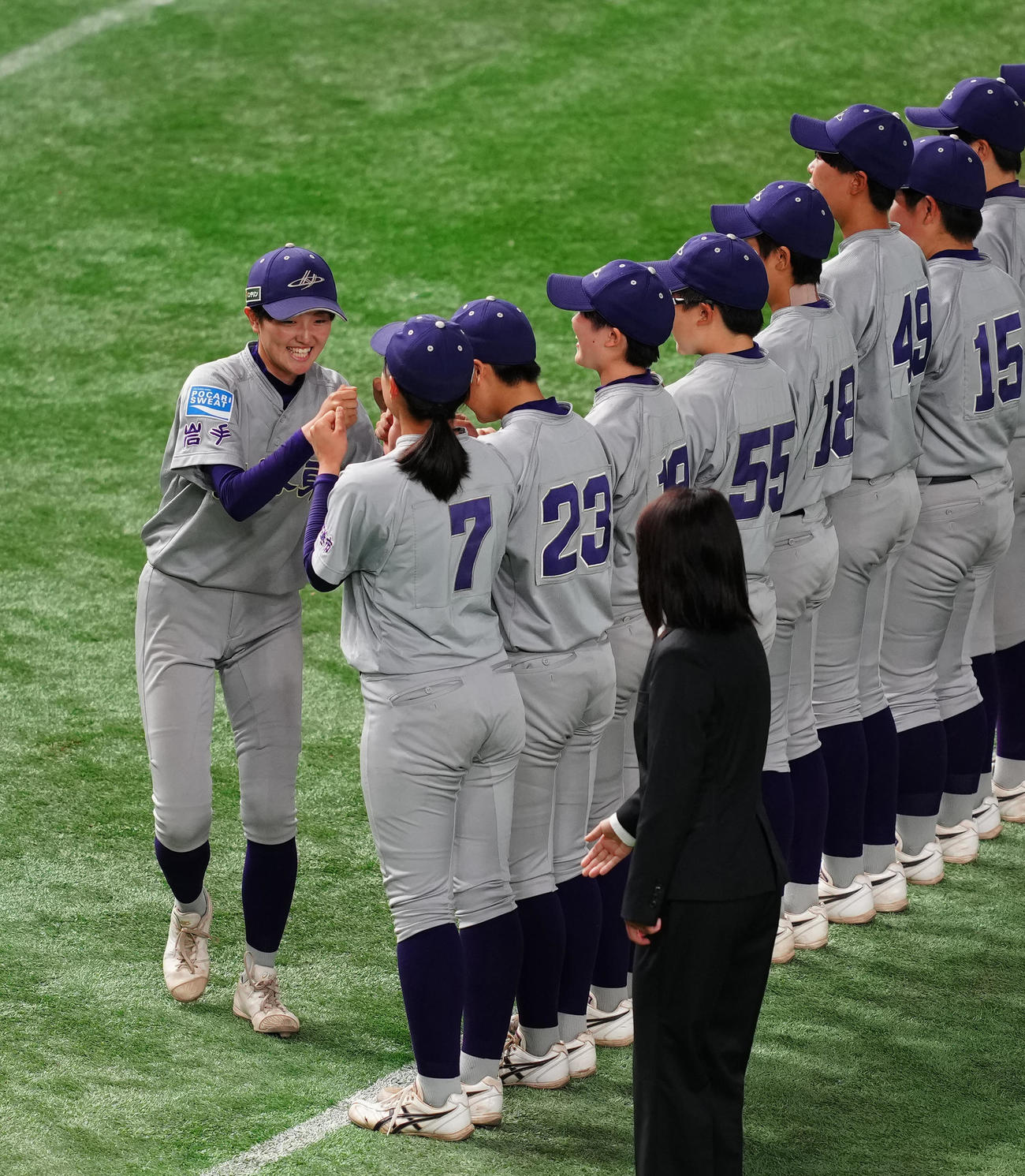 神戸弘陵対花巻東　試合前のセレモニーで、チームメートとタッチを交わす花巻東・佐々木（左端）（撮影・江口和貴）